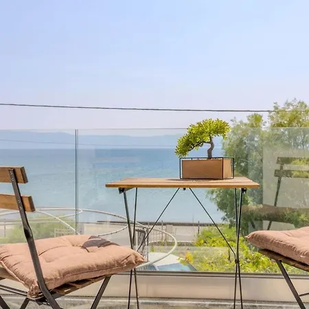 Helen's Seaview *