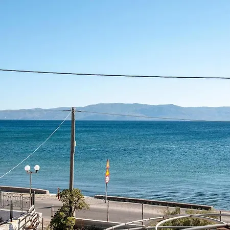 Lejlighed Helen's Seaview Aliveri